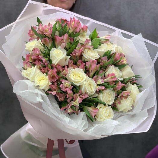 Букет Гигант с белыми розами и альстромерией