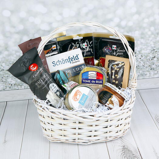 Продуктовая корзина с сырами, нарезками, колбасами и крабом