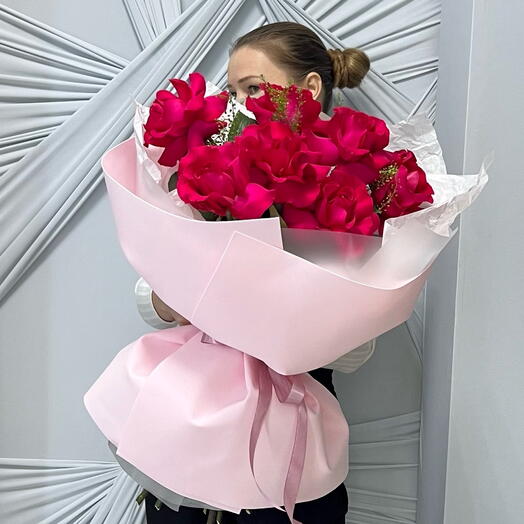 Букет из ярко розовых ажурных роз