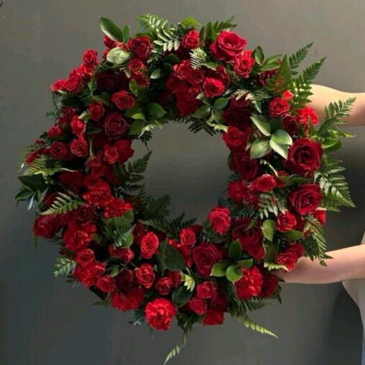 Траурный венок с красным розами