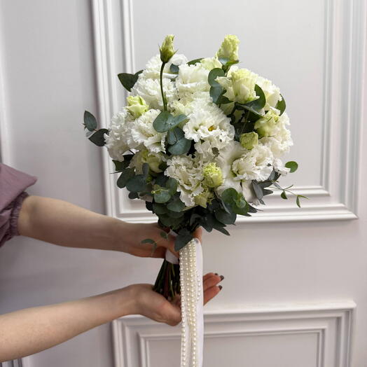 Букет невесты из белоснежной эустомы и эвкалипта FM915