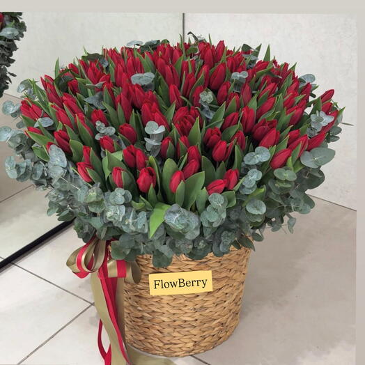 Премиум Корзина из красных тюльпанов с эвкалиптом
