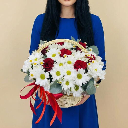 Шикарная корзина розы, танацетум, хризантема кустовая