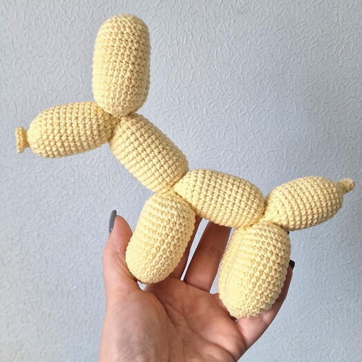 Собака из воздушных шариков вязаная желтая