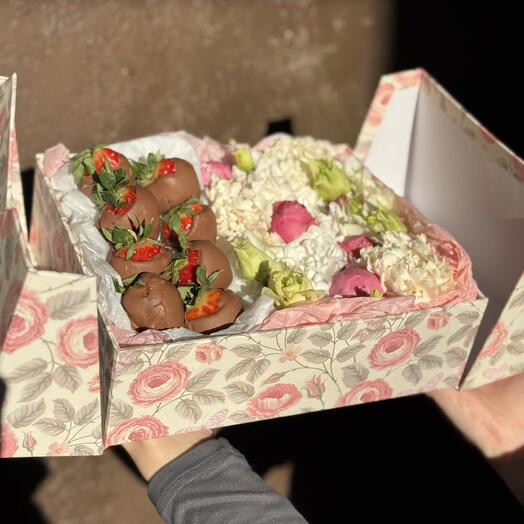 Клубника в шоколаде и цветы