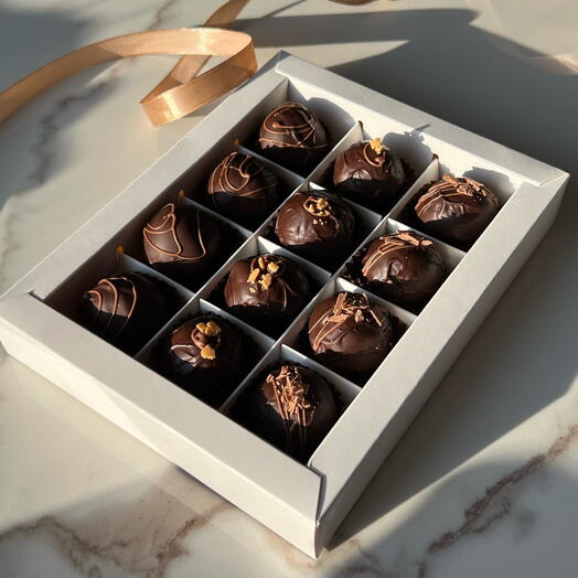 Конфеты шоколадные ручной работы  с тремя начинками в кол-ве 12 штук