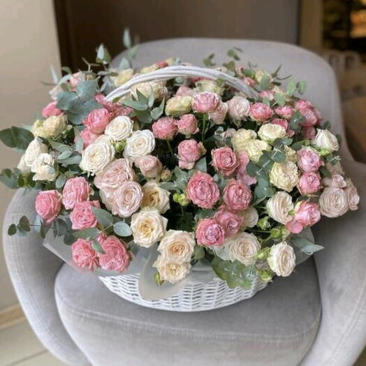 Корзина из кустовых роз