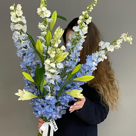 BLUE BLOOM эффектный букет с 5 дельфиниумами и лилиями без аромата