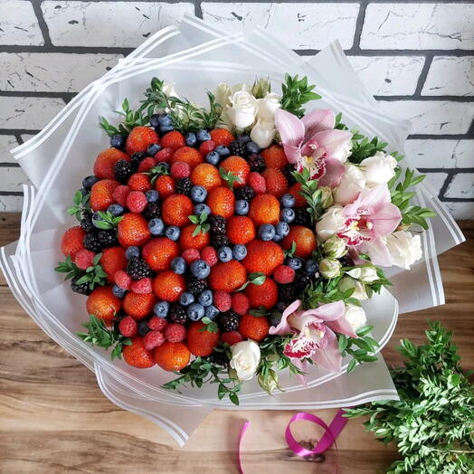 Ягодная поляна 🍓Ягодный клубничный букет с кустовой розой и орхидеями Букет с клубникой Дофаминовый букет Пиономания