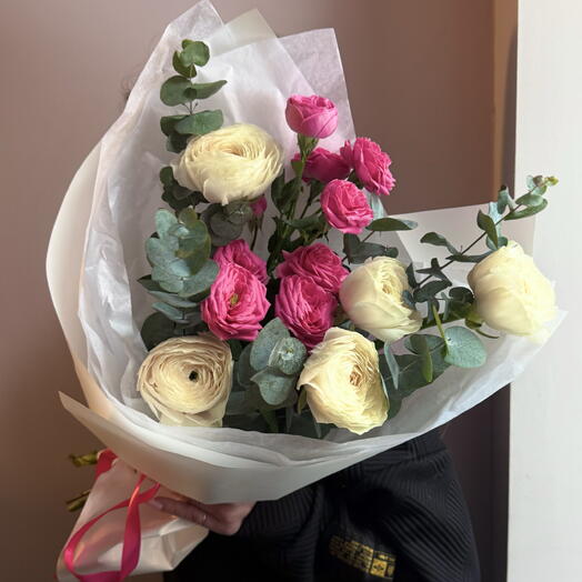 Весеннее Трио (Ранункулюс,Пионовидная Роза кустовая,эвкалипт)