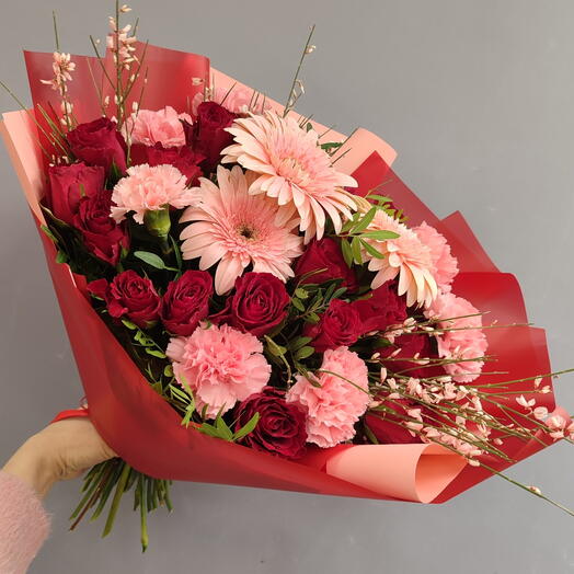 Букет кенийских роз с герберами и джинстером