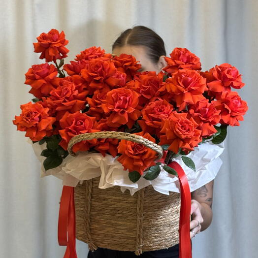 Корзина с Алыми французскими розами