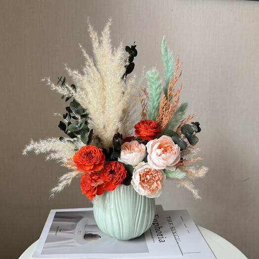 Комплзиция из сухоцветов и стабилизированных роз