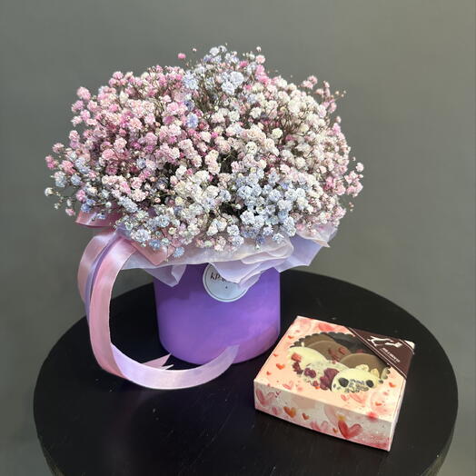 Подарочный набор «Самой милой» композиция из гипсофилы в коробке и коробочка шоколадных медиантов ручной работы