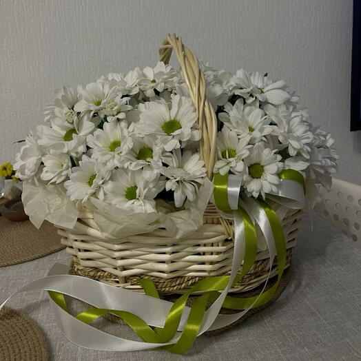 Корзина с цветами ромашки