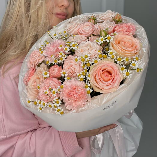 Дофаминовый букет Bloom room «Большой выбор букетов в профиле магазина» из ромашек, роз и диантусов