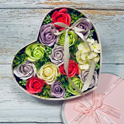 Композиция из мыльных роз в форме сердца. Подарок на 8 Марта для жены, мамы, подруги, директора, учителя, воспитателя, коллеги