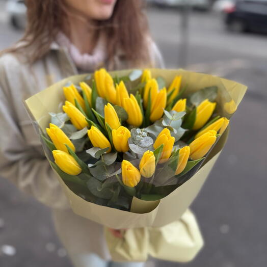 Букет из 15 голландских тюльпанов с Эвкалиптом