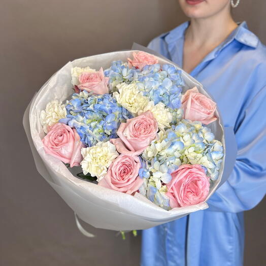 Bouquet of hydrangeas and peony-shaped garden roses
