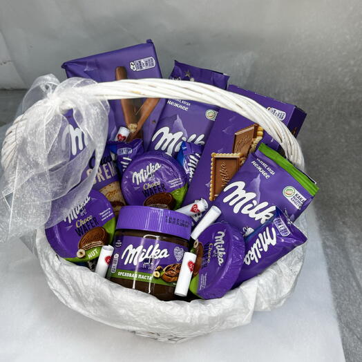 Корзина из сладостей Milka