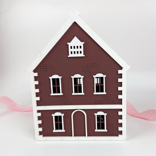 Деревянный домик с гирляндой