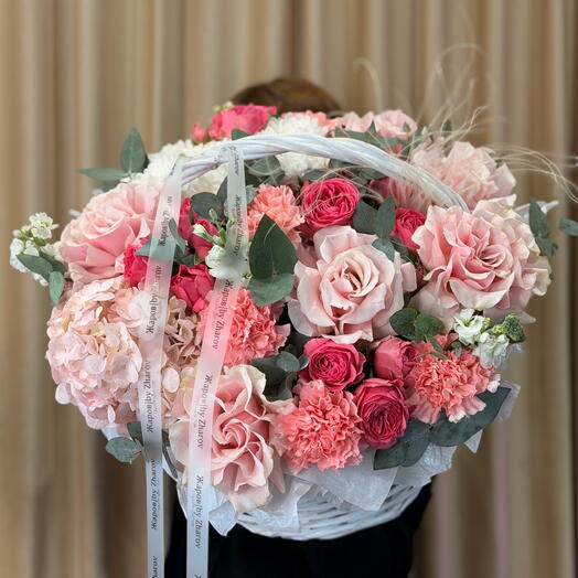 Нежная корзина с гортензией и французскими розами 🩷