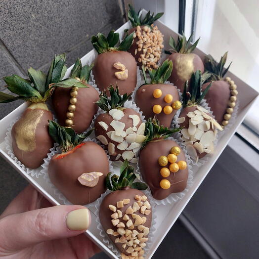 Клубника в шоколаде "Золотой орех" (12-15 ягод)