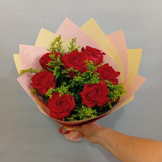 7 ярких роз с солидаго