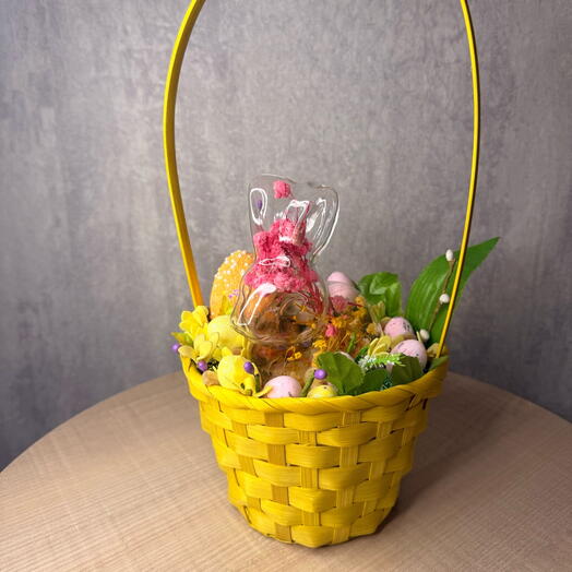 Пасхальный кролик в корзинке