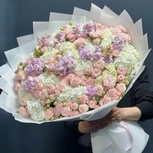 Букет из белых гортензий, розовой кустовой розы и маттиолы