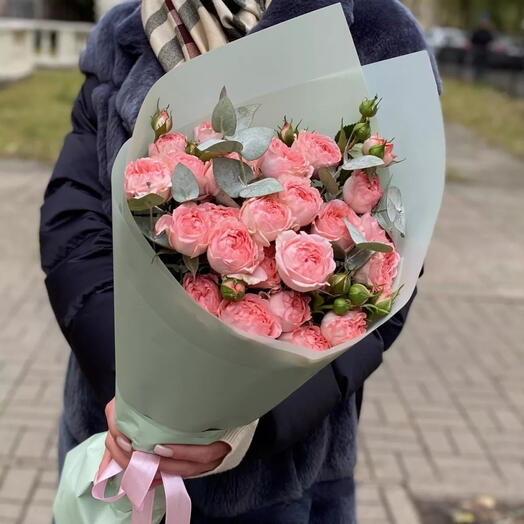роза сорта фемке с эвкалиптом