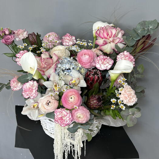 Корзина с протеей и розами 🌸