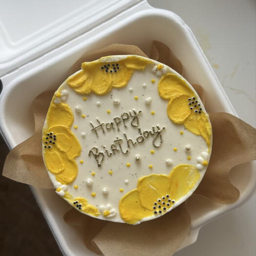 Бенто-торт с золотой надписью happy birthday и желтыми цветами