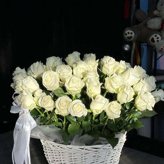 Корзина белых роз
