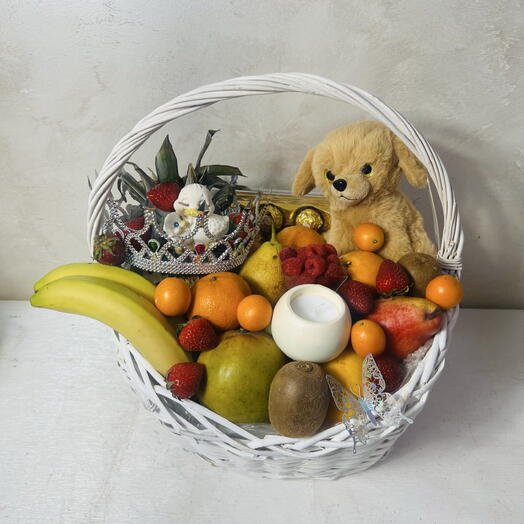 Корзина с фруктами , свеча и собачка