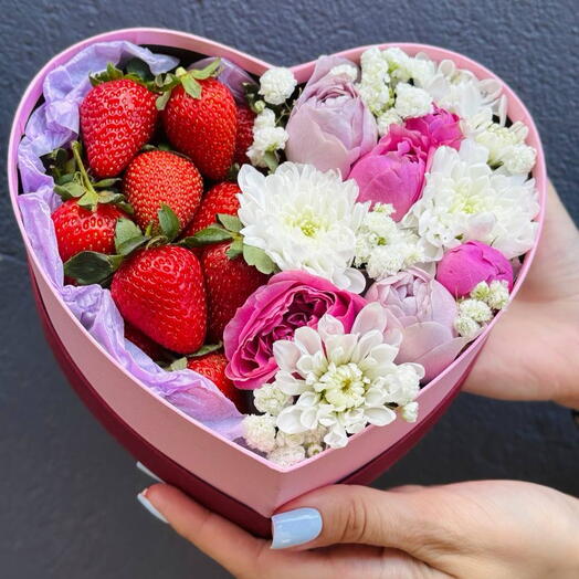 Сердце с клубникой и цветами