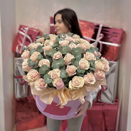 Большая коробка с розами Pink Mondial и эвкалиптом ,45 розовых роз