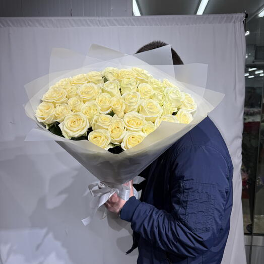 Белые розы в нежной упаковке
