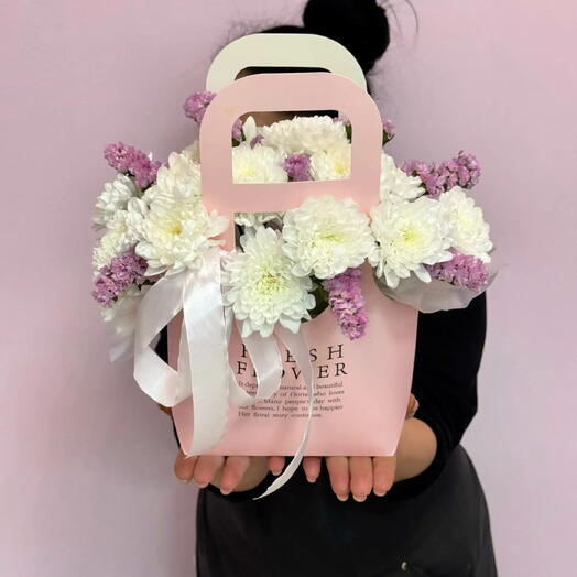 Композиция в стильной сумочке с хризантемой и статицей 🌸