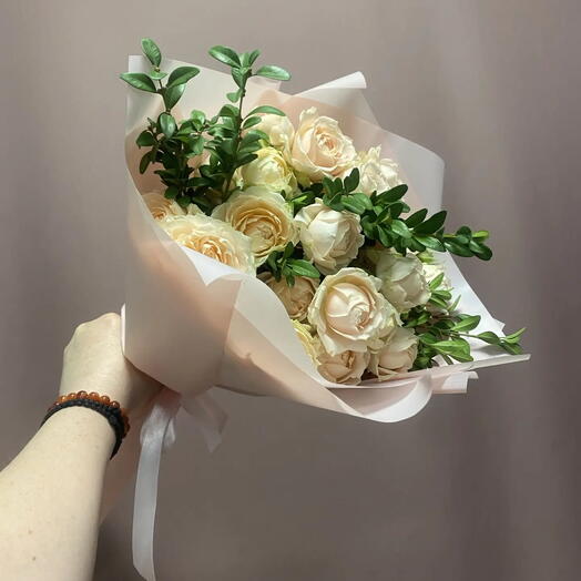 Кустовые розовые розы с самшитом