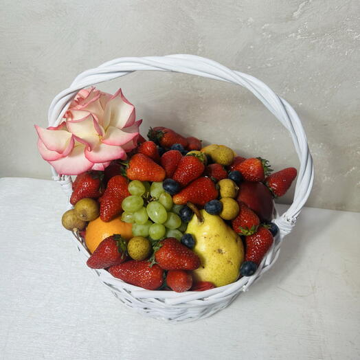 Клубника и фрукты в корзине