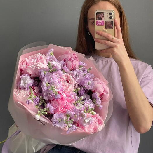 Букет ароматный с пионами и кустовой маттиолой💜
