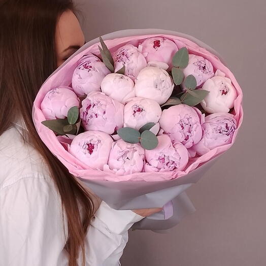 Пионы Сара Бернар 15 штук с эвкалиптом