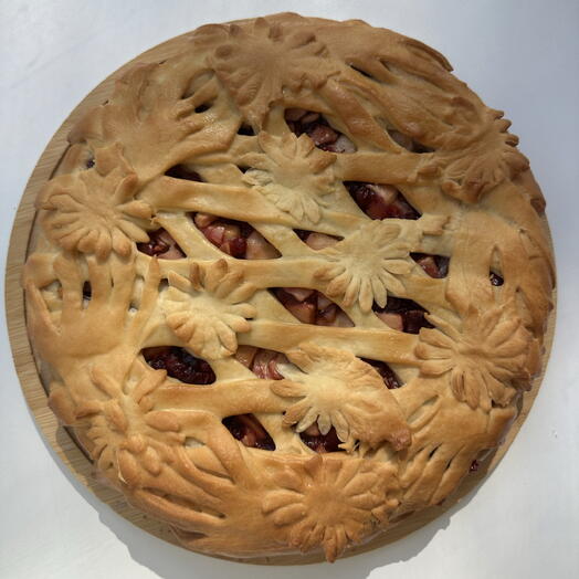 Пирог с яблоком и брусникой
