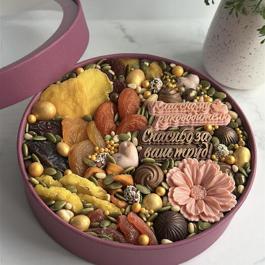 Вкусный подарок из сухофруктов конфет и шоколада на выпускной
