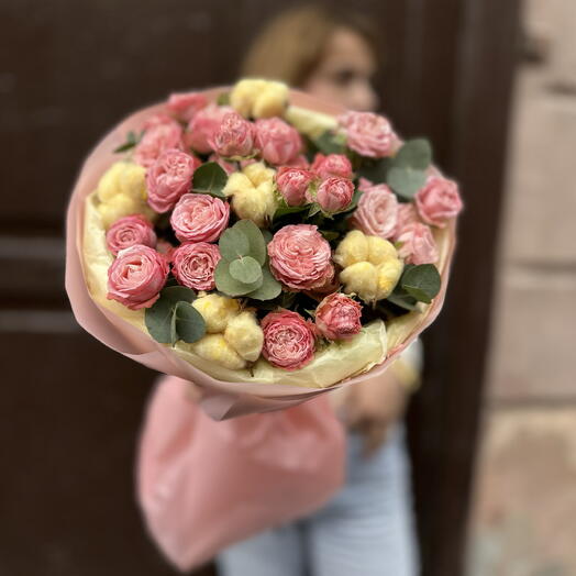 Авторский букет «Розовый рассвет🌺»из кустовых роз с хлопком