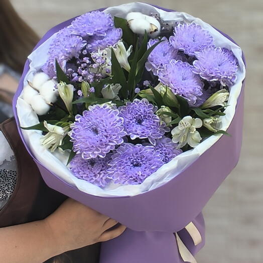 Букет из хризантемы кустовой, альстромерии, хлопка