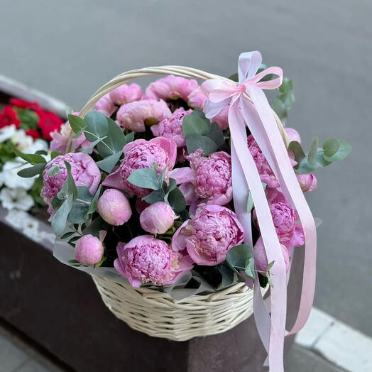 51 пион в корзине