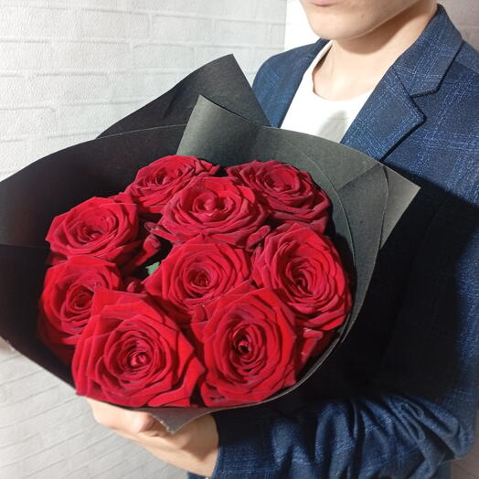 9 красных роз Red Naomi 60см в чёрной крафтовой упаковке