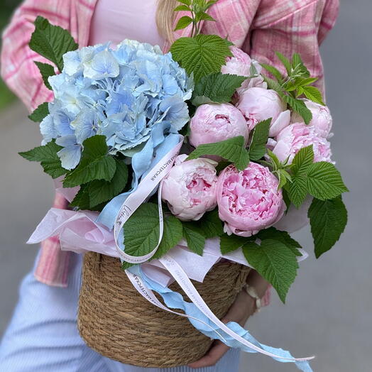 Авторская стильная корзина из пионов и гортензии 🌸